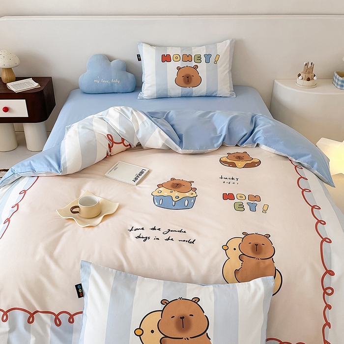 91家纺网 家纺一手货源 找家纺 RYB红黄兰 开学季2025新款ins设计师原创大版卡通数码印花40s全棉纯棉四件套-场景二 蛋糕卡皮巴拉