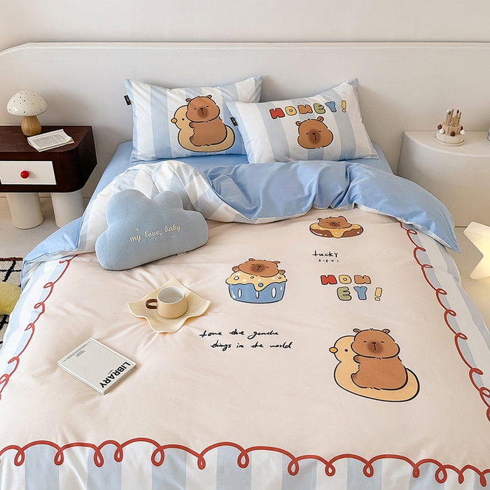 91家纺网 家纺一手货源 找家纺 RYB红黄兰 开学季2025新款ins设计师原创大版卡通数码印花40s全棉纯棉四件套-场景二 蛋糕卡皮巴拉