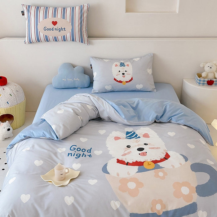 91家纺网 家纺一手货源 找家纺 RYB红黄兰 开学季2025新款ins设计师原创大版卡通数码印花40s全棉纯棉四件套-场景二 爱心西高地