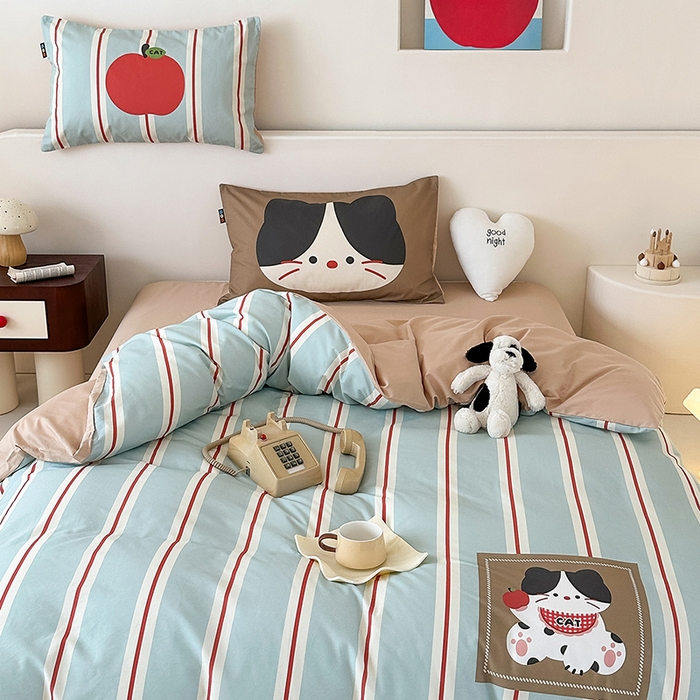 91家纺网 家纺一手货源 找家纺 RYB红黄兰 开学季2025新款ins设计师原创大版卡通数码印花40s全棉纯棉四件套-场景二 苹果小黑猫