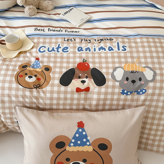 91家纺网 家纺一手货源 找家纺 RYB红黄兰 开学季2025新款ins设计师原创大版卡通数码印花40s全棉纯棉四件套-场景二 趣味小伙伴