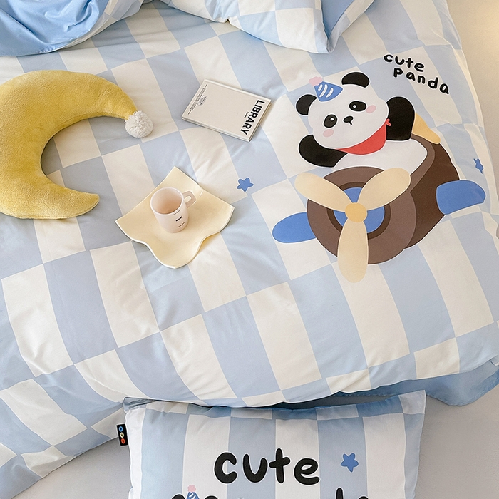 91家纺网 家纺一手货源 找家纺 RYB红黄兰 开学季2025新款ins设计师原创大版卡通数码印花40s全棉纯棉四件套-场景二 太空熊猫