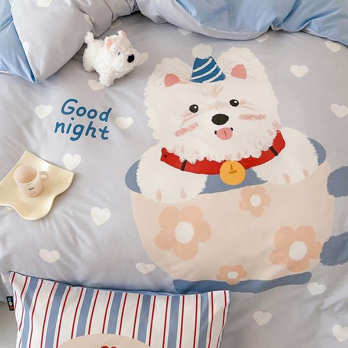 91家纺网 家纺一手货源 找家纺 RYB红黄兰 开学季2025新款ins设计师原创大版卡通数码印花40s全棉纯棉四件套-场景二 爱心西高地