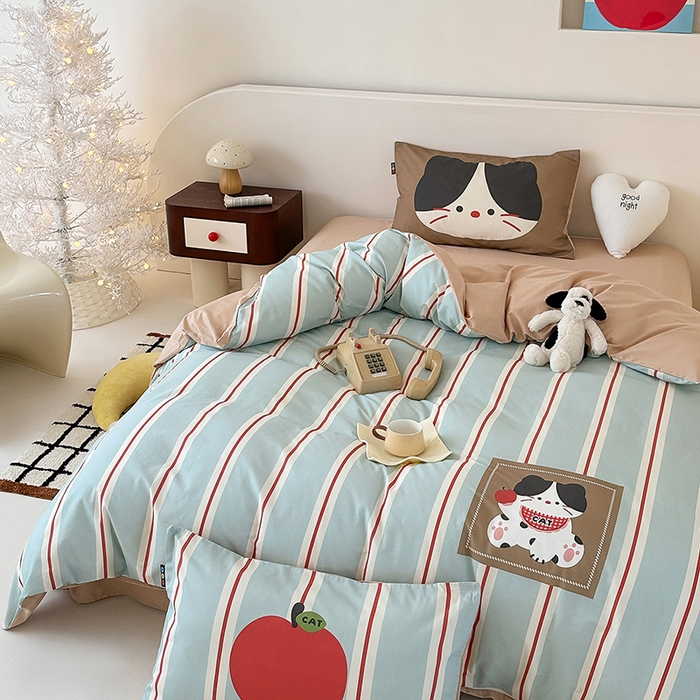 91家纺网 家纺一手货源 找家纺 RYB红黄兰 开学季2025新款ins设计师原创大版卡通数码印花40s全棉纯棉四件套-场景二 苹果小黑猫