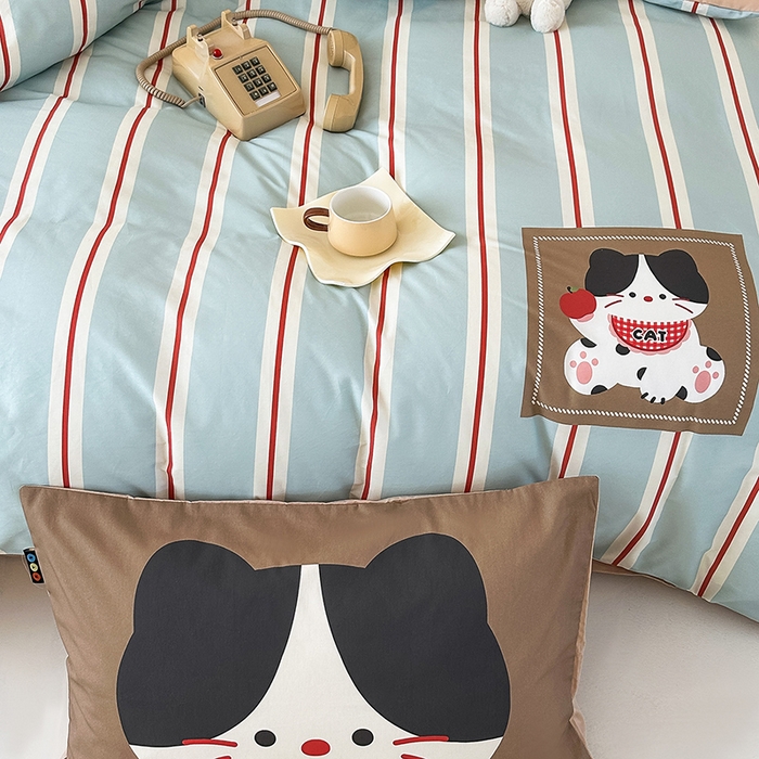 91家纺网 家纺一手货源 找家纺 RYB红黄兰 开学季2025新款ins设计师原创大版卡通数码印花40s全棉纯棉四件套-场景二 苹果小黑猫