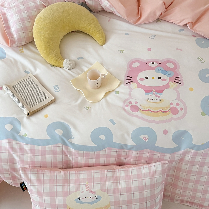 91家纺网 家纺一手货源 找家纺 RYB红黄兰 开学季2025新款ins设计师原创大版卡通数码印花40s全棉纯棉四件套-场景二 蛋糕小奶猫