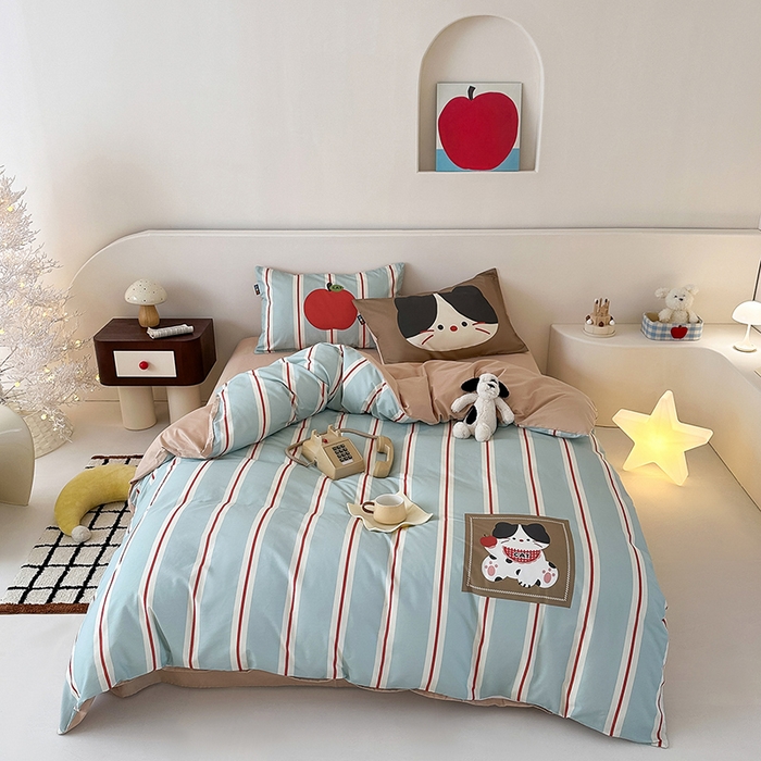 91家纺网 家纺一手货源 找家纺 RYB红黄兰 开学季2025新款ins设计师原创大版卡通数码印花40s全棉纯棉四件套-场景二 苹果小黑猫