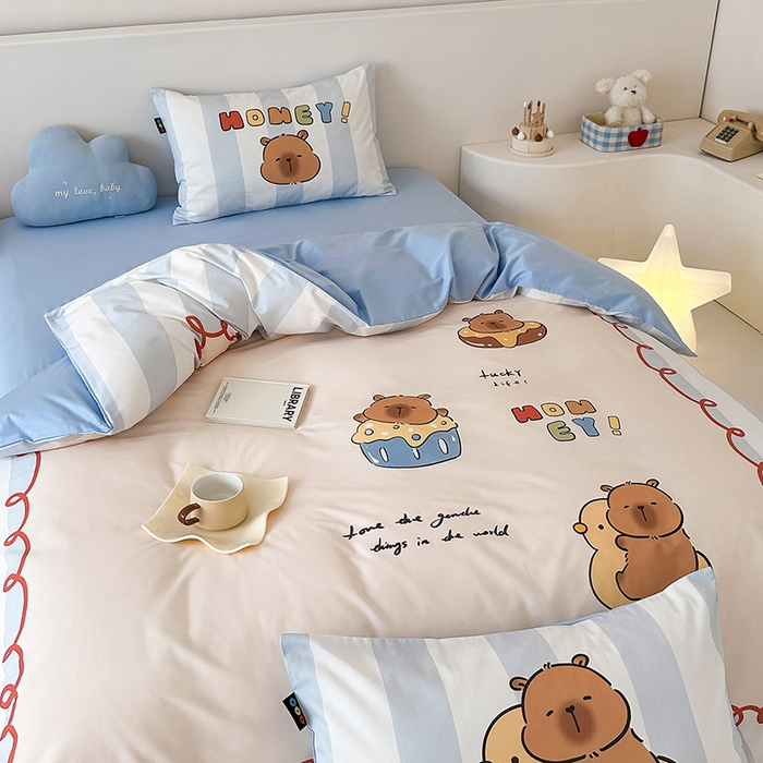 91家纺网 家纺一手货源 找家纺 RYB红黄兰 开学季2025新款ins设计师原创大版卡通数码印花40s全棉纯棉四件套-场景二 蛋糕卡皮巴拉