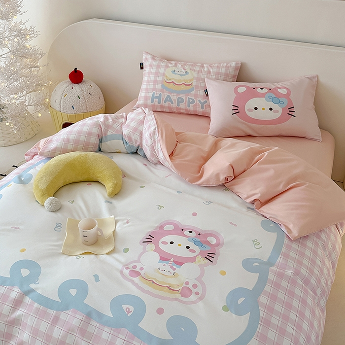 91家纺网 家纺一手货源 找家纺 RYB红黄兰 开学季2025新款ins设计师原创大版卡通数码印花40s全棉纯棉四件套-场景二 蛋糕小奶猫