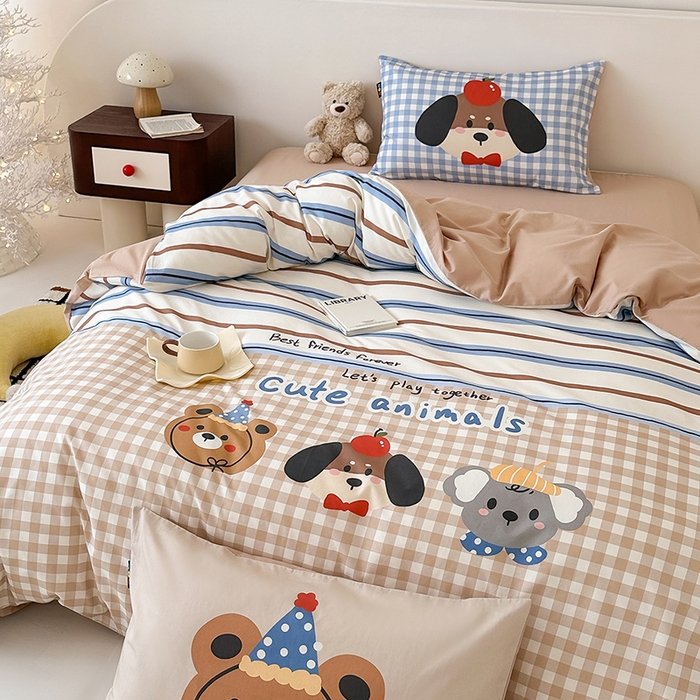 91家纺网 家纺一手货源 找家纺 RYB红黄兰 开学季2025新款ins设计师原创大版卡通数码印花40s全棉纯棉四件套-场景二 趣味小伙伴