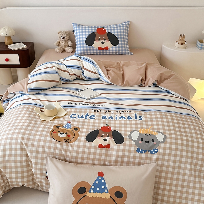 91家纺网 家纺一手货源 找家纺 RYB红黄兰 开学季2025新款ins设计师原创大版卡通数码印花40s全棉纯棉四件套-场景二 趣味小伙伴