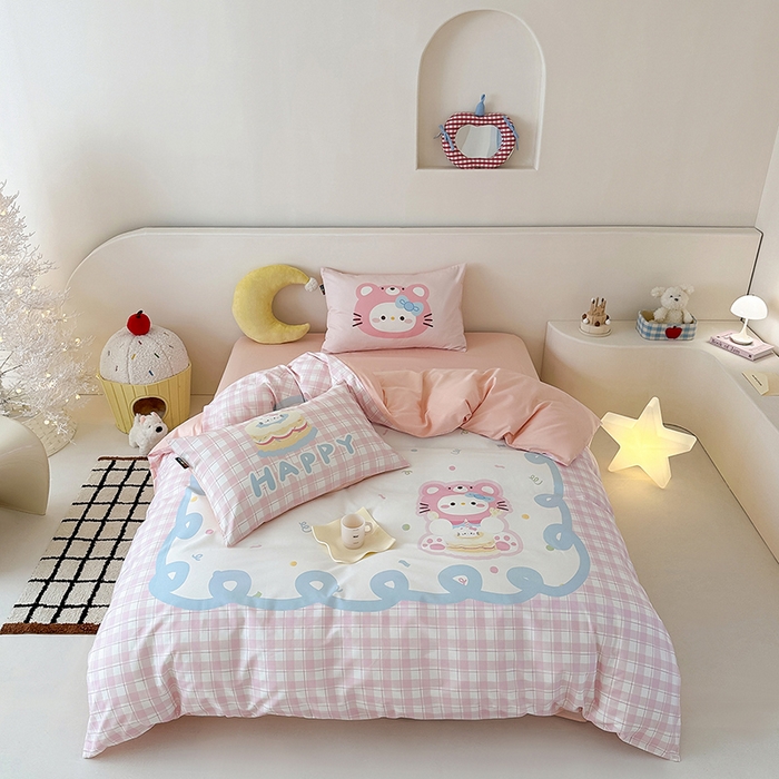 91家纺网 家纺一手货源 找家纺 RYB红黄兰 开学季2025新款ins设计师原创大版卡通数码印花40s全棉纯棉四件套-场景二 蛋糕小奶猫