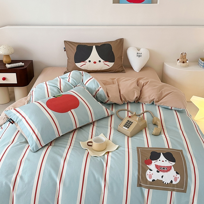 91家纺网 家纺一手货源 找家纺 RYB红黄兰 开学季2025新款ins设计师原创大版卡通数码印花40s全棉纯棉四件套-场景二 苹果小黑猫