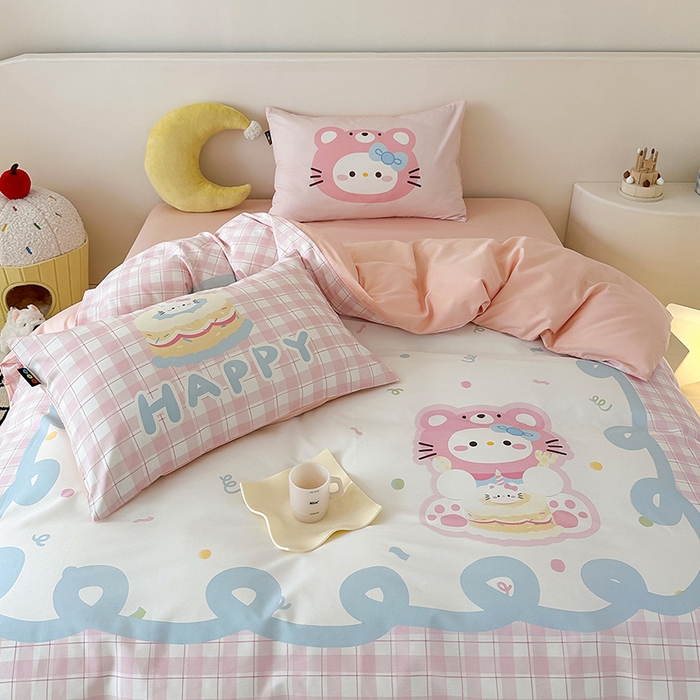 91家纺网 家纺一手货源 找家纺 RYB红黄兰 开学季2025新款ins设计师原创大版卡通数码印花40s全棉纯棉四件套-场景二 蛋糕小奶猫