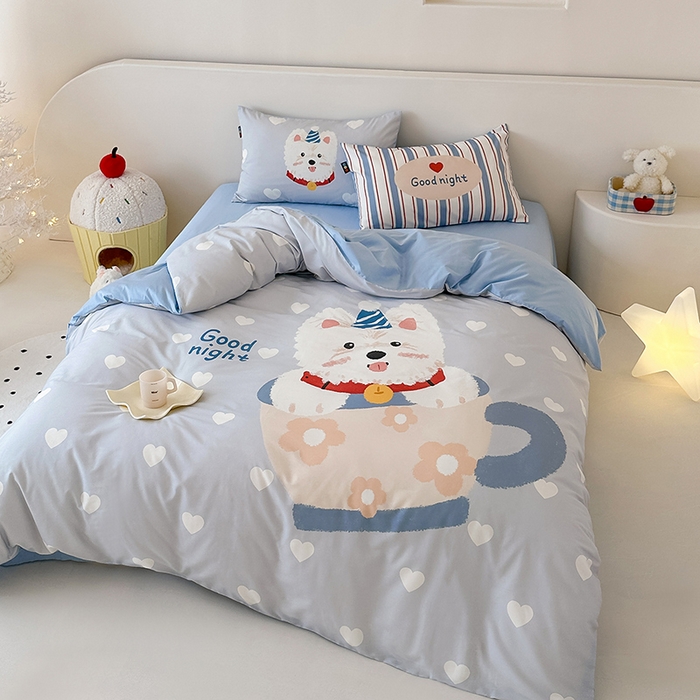 91家纺网 家纺一手货源 找家纺 RYB红黄兰 开学季2025新款ins设计师原创大版卡通数码印花40s全棉纯棉四件套-场景二 爱心西高地