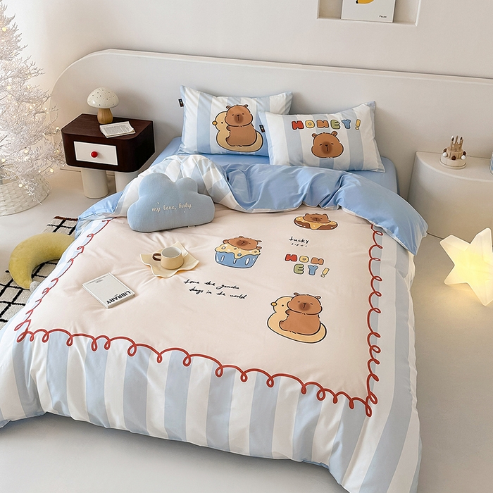 91家纺网 家纺一手货源 找家纺 RYB红黄兰 开学季2025新款ins设计师原创大版卡通数码印花40s全棉纯棉四件套-场景二 蛋糕卡皮巴拉