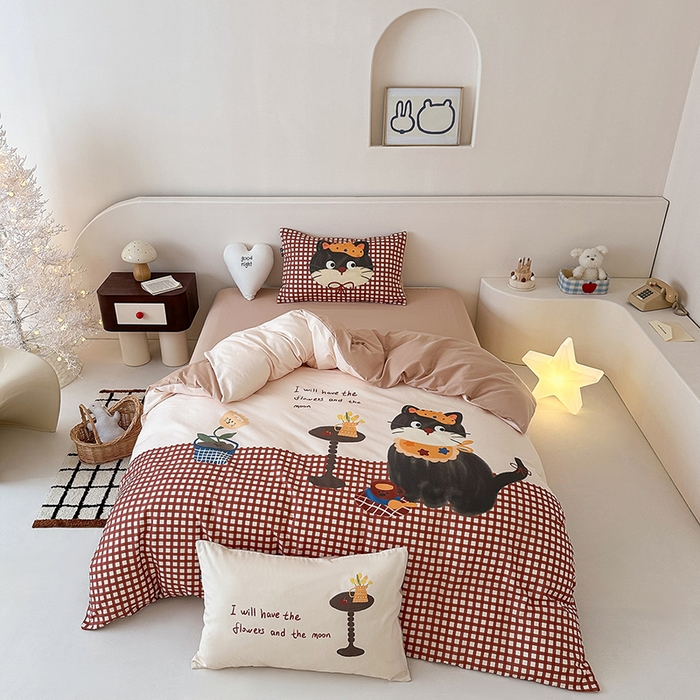 91家纺网 家纺一手货源 找家纺 RYB红黄兰 开学季2025新款ins设计师原创大版卡通数码印花40s全棉纯棉四件套-场景二 红格猫咪