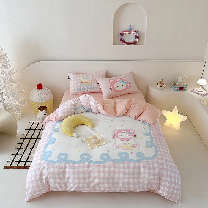 91家纺网 家纺一手货源 找家纺 RYB红黄兰 开学季2025新款ins设计师原创大版卡通数码印花40s全棉纯棉四件套-场景二 蛋糕小奶猫