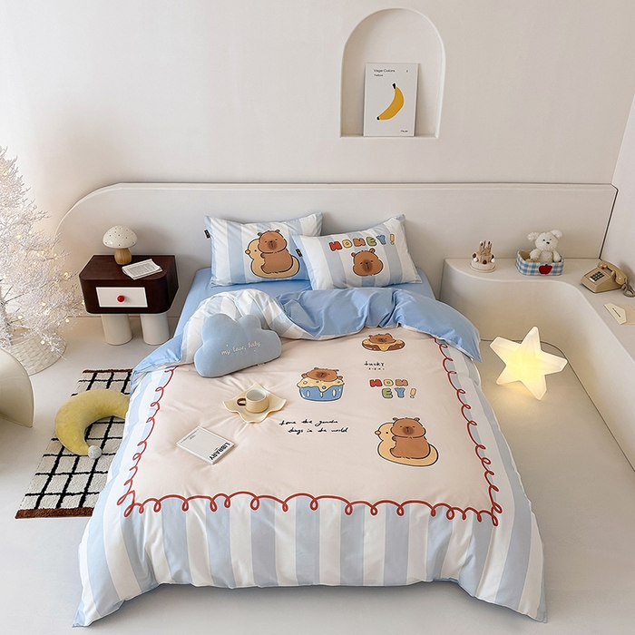 91家纺网 家纺一手货源 找家纺 RYB红黄兰 开学季2025新款ins设计师原创大版卡通数码印花40s全棉纯棉四件套-场景二 蛋糕卡皮巴拉