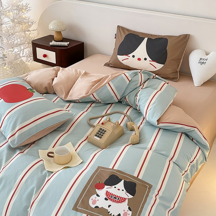 91家纺网 家纺一手货源 找家纺 RYB红黄兰 开学季2025新款ins设计师原创大版卡通数码印花40s全棉纯棉四件套-场景二 苹果小黑猫