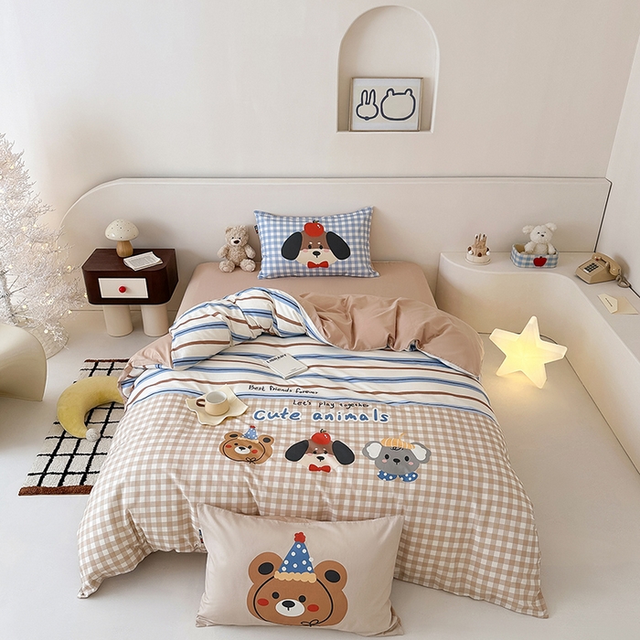 91家纺网 家纺一手货源 找家纺 RYB红黄兰 开学季2025新款ins设计师原创大版卡通数码印花40s全棉纯棉四件套-场景二 趣味小伙伴