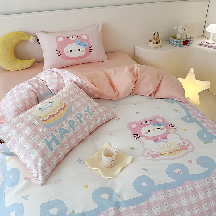 91家纺网 家纺一手货源 找家纺 RYB红黄兰 开学季2025新款ins设计师原创大版卡通数码印花40s全棉纯棉四件套-场景二 蛋糕小奶猫