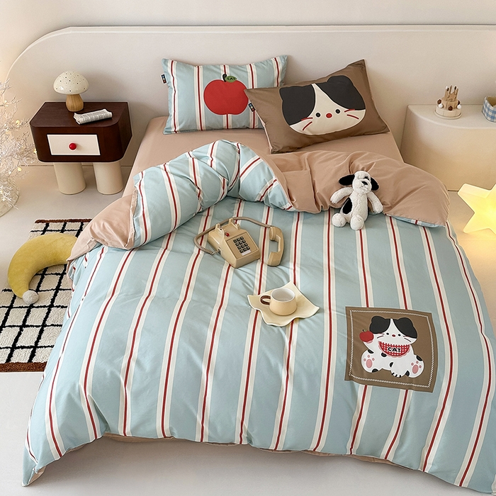 91家纺网 家纺一手货源 找家纺 RYB红黄兰 开学季2025新款ins设计师原创大版卡通数码印花40s全棉纯棉四件套-场景二 苹果小黑猫