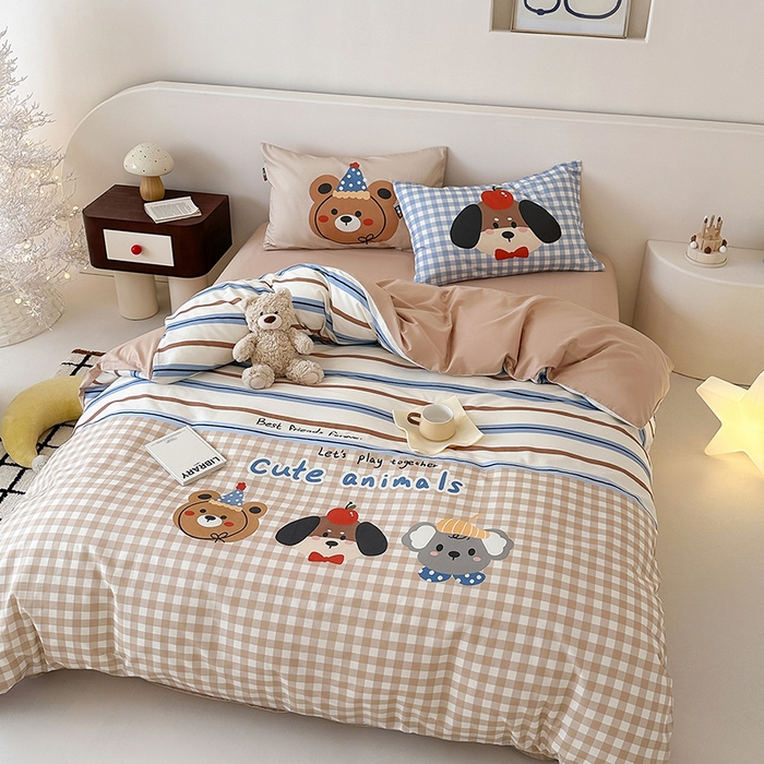 91家纺网 家纺一手货源 找家纺 RYB红黄兰 开学季2025新款ins设计师原创大版卡通数码印花40s全棉纯棉四件套-场景二 趣味小伙伴