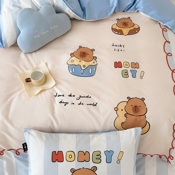 91家纺网 家纺一手货源 找家纺 RYB红黄兰 开学季2025新款ins设计师原创大版卡通数码印花40s全棉纯棉四件套-场景二 蛋糕卡皮巴拉