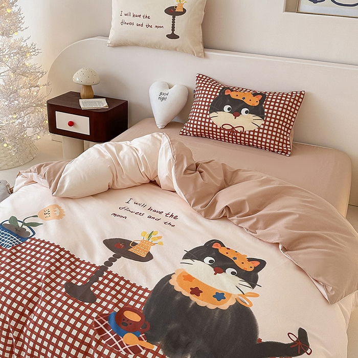 91家纺网 家纺一手货源 找家纺 RYB红黄兰 开学季2025新款ins设计师原创大版卡通数码印花40s全棉纯棉四件套-场景二 红格猫咪