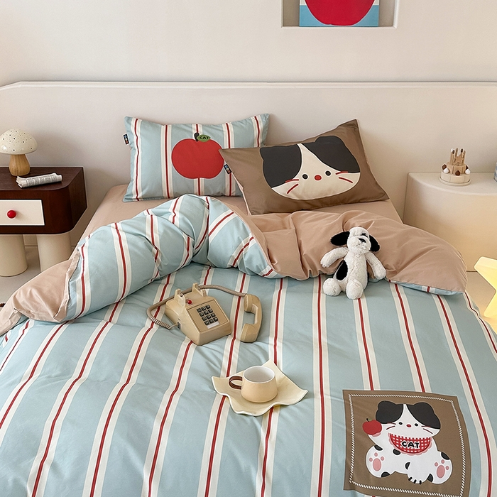 91家纺网 家纺一手货源 找家纺 RYB红黄兰 开学季2025新款ins设计师原创大版卡通数码印花40s全棉纯棉四件套-场景二 苹果小黑猫