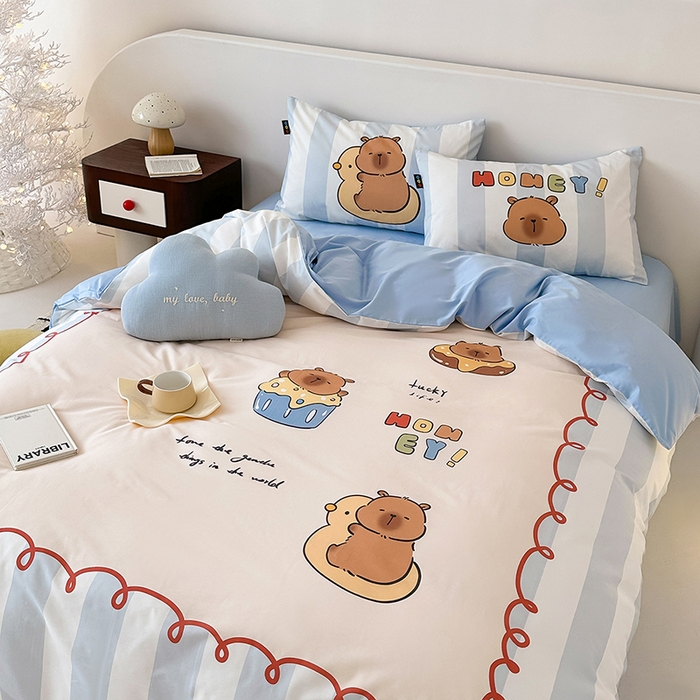 91家纺网 家纺一手货源 找家纺 RYB红黄兰 开学季2025新款ins设计师原创大版卡通数码印花40s全棉纯棉四件套-场景二 蛋糕卡皮巴拉