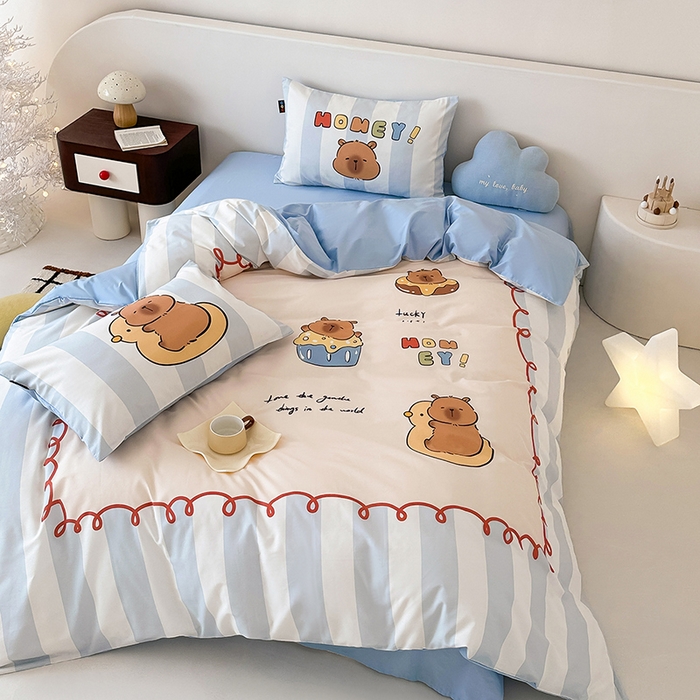 91家纺网 家纺一手货源 找家纺 RYB红黄兰 开学季2025新款ins设计师原创大版卡通数码印花40s全棉纯棉四件套-场景二 蛋糕卡皮巴拉