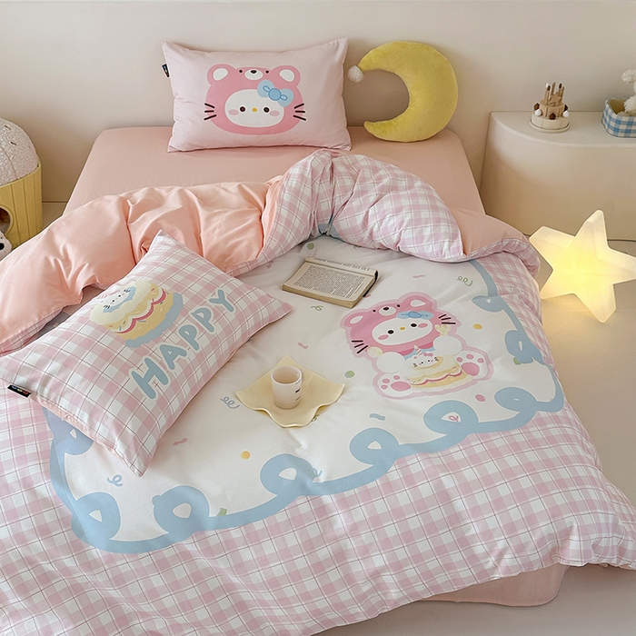 91家纺网 家纺一手货源 找家纺 RYB红黄兰 开学季2025新款ins设计师原创大版卡通数码印花40s全棉纯棉四件套-场景二 蛋糕小奶猫