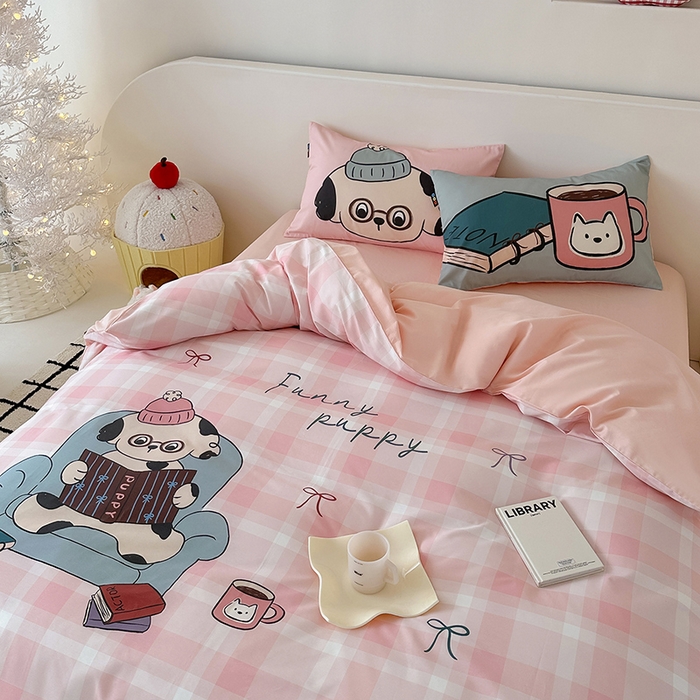 91家纺网 家纺一手货源 找家纺 RYB红黄兰 开学季2025新款ins设计师原创大版卡通数码印花40s全棉纯棉四件套-场景二 美好假日