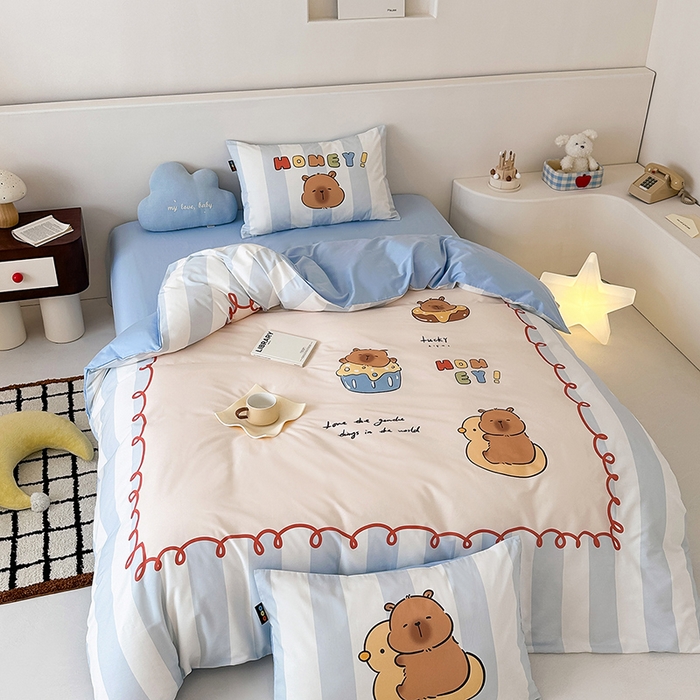 91家纺网 家纺一手货源 找家纺 RYB红黄兰 开学季2025新款ins设计师原创大版卡通数码印花40s全棉纯棉四件套-场景二 蛋糕卡皮巴拉