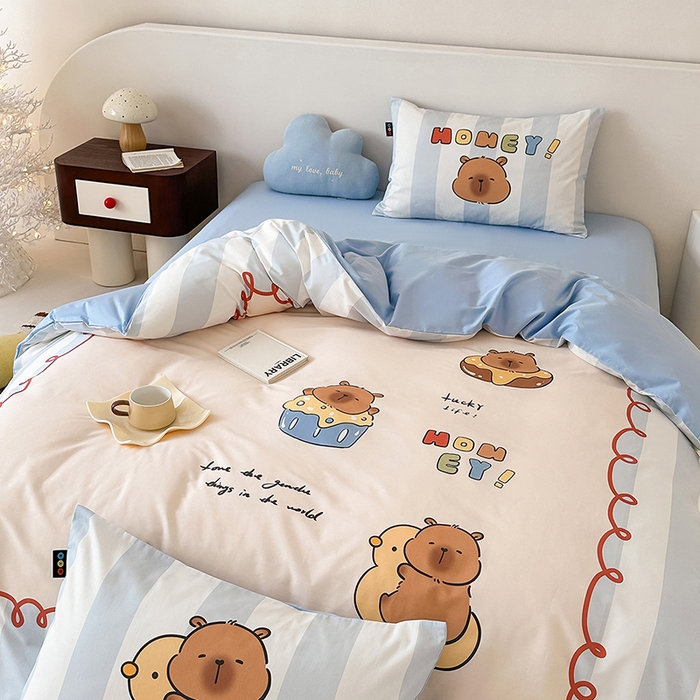 91家纺网 家纺一手货源 找家纺 RYB红黄兰 开学季2025新款ins设计师原创大版卡通数码印花40s全棉纯棉四件套-场景二 蛋糕卡皮巴拉