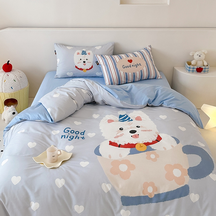 91家纺网 家纺一手货源 找家纺 RYB红黄兰 开学季2025新款ins设计师原创大版卡通数码印花40s全棉纯棉四件套-场景二 爱心西高地