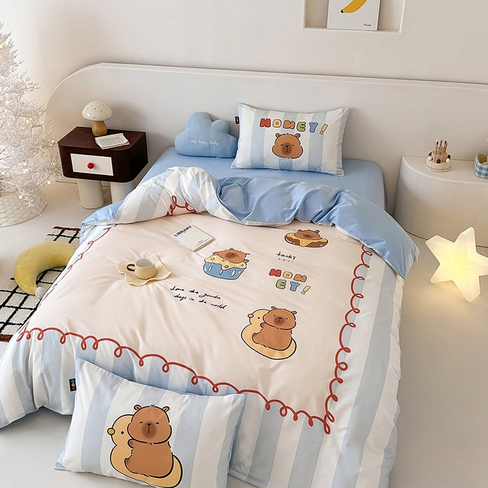 91家纺网 家纺一手货源 找家纺 RYB红黄兰 开学季2025新款ins设计师原创大版卡通数码印花40s全棉纯棉四件套-场景二 蛋糕卡皮巴拉