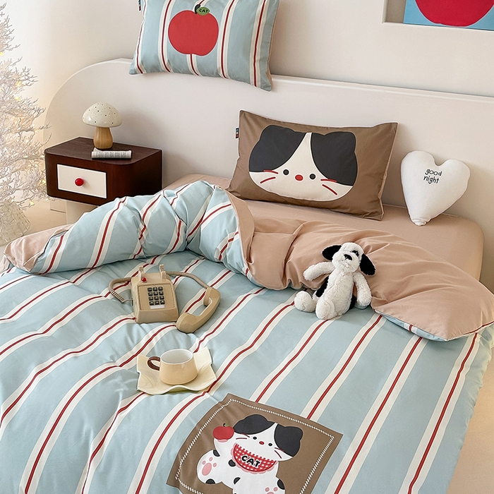 91家纺网 家纺一手货源 找家纺 RYB红黄兰 开学季2025新款ins设计师原创大版卡通数码印花40s全棉纯棉四件套-场景二 苹果小黑猫