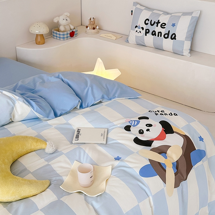 91家纺网 家纺一手货源 找家纺 RYB红黄兰 开学季2025新款ins设计师原创大版卡通数码印花40s全棉纯棉四件套-场景二 太空熊猫