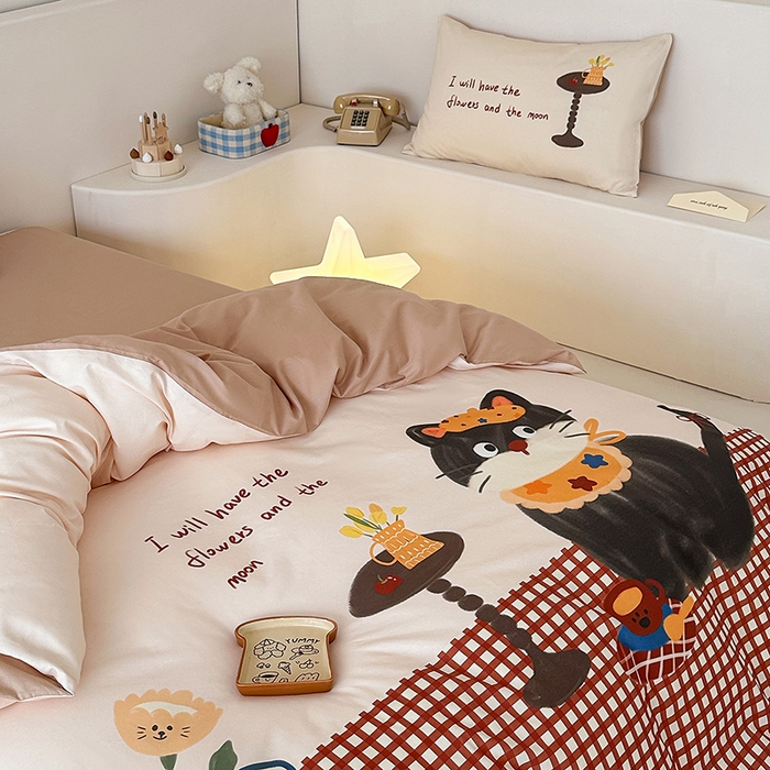 91家纺网 家纺一手货源 找家纺 RYB红黄兰 开学季2025新款ins设计师原创大版卡通数码印花40s全棉纯棉四件套-场景二 红格猫咪