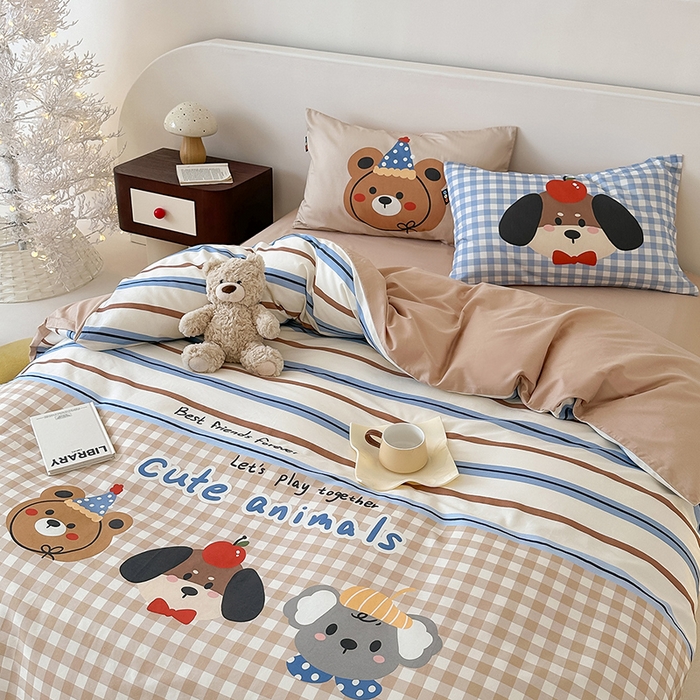 91家纺网 家纺一手货源 找家纺 RYB红黄兰 开学季2025新款ins设计师原创大版卡通数码印花40s全棉纯棉四件套-场景二 趣味小伙伴