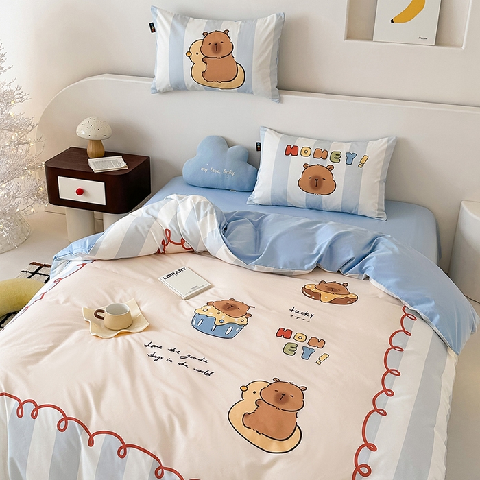 91家纺网 家纺一手货源 找家纺 RYB红黄兰 开学季2025新款ins设计师原创大版卡通数码印花40s全棉纯棉四件套-场景二 蛋糕卡皮巴拉