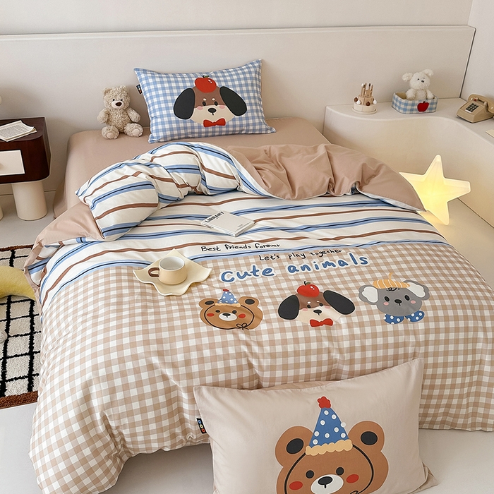 91家纺网 家纺一手货源 找家纺 RYB红黄兰 开学季2025新款ins设计师原创大版卡通数码印花40s全棉纯棉四件套-场景二 趣味小伙伴