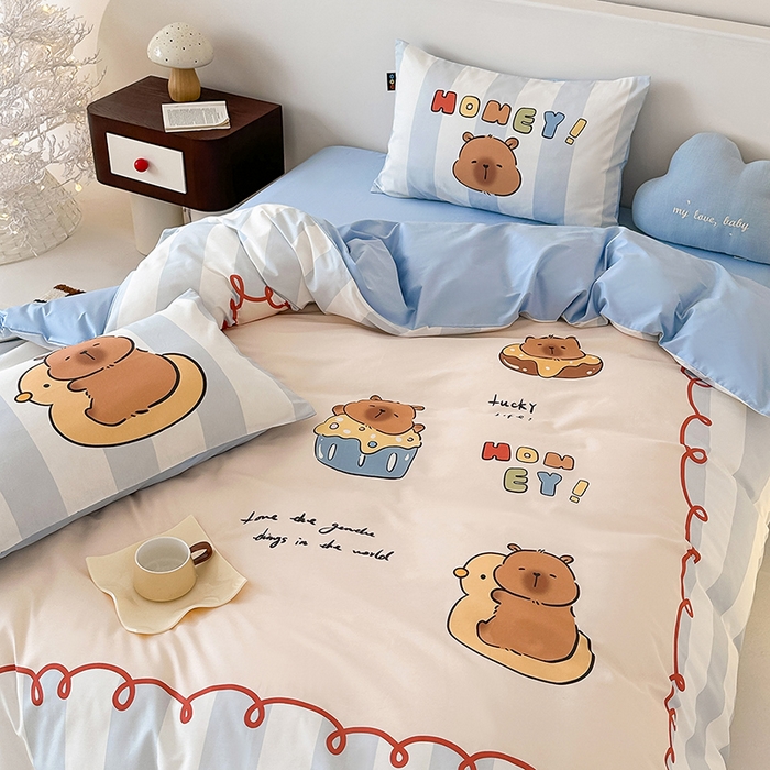 91家纺网 家纺一手货源 找家纺 RYB红黄兰 开学季2025新款ins设计师原创大版卡通数码印花40s全棉纯棉四件套-场景二 蛋糕卡皮巴拉