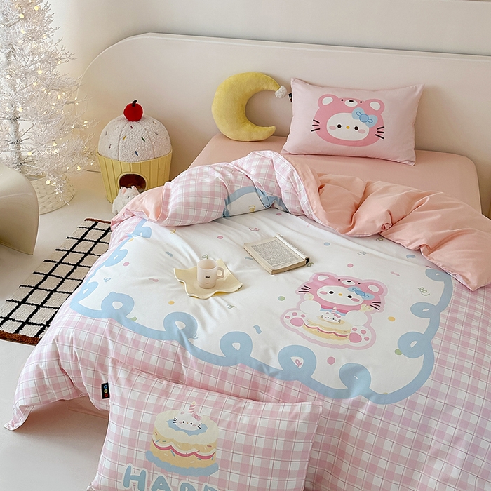 91家纺网 家纺一手货源 找家纺 RYB红黄兰 开学季2025新款ins设计师原创大版卡通数码印花40s全棉纯棉四件套-场景二 蛋糕小奶猫