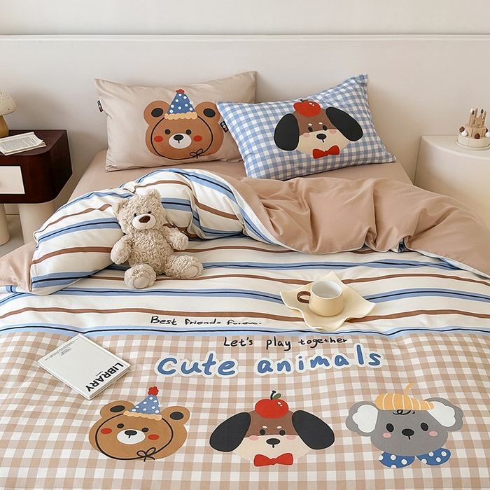 91家纺网 家纺一手货源 找家纺 RYB红黄兰 开学季2025新款ins设计师原创大版卡通数码印花40s全棉纯棉四件套-场景二 趣味小伙伴