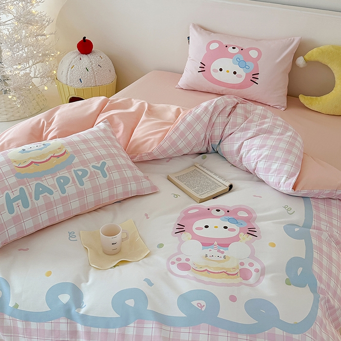 91家纺网 家纺一手货源 找家纺 RYB红黄兰 开学季2025新款ins设计师原创大版卡通数码印花40s全棉纯棉四件套-场景二 蛋糕小奶猫