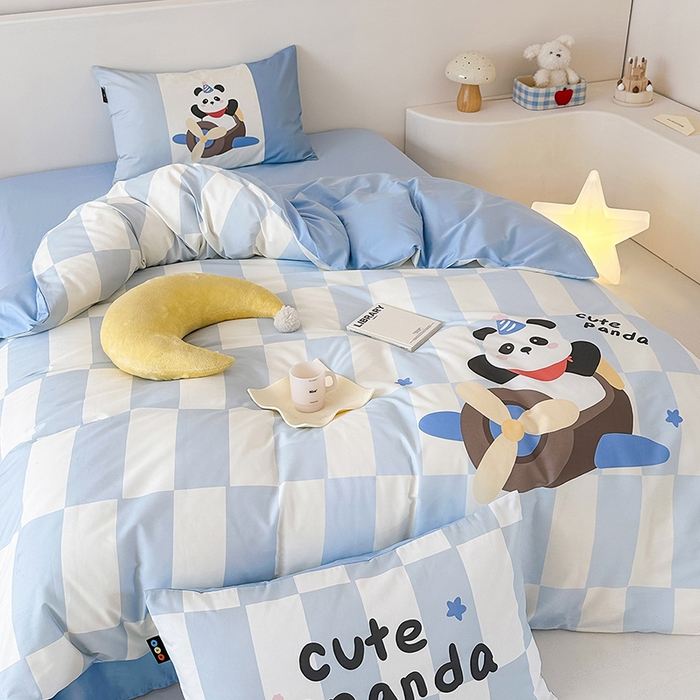 91家纺网 家纺一手货源 找家纺 RYB红黄兰 开学季2025新款ins设计师原创大版卡通数码印花40s全棉纯棉四件套-场景二 太空熊猫